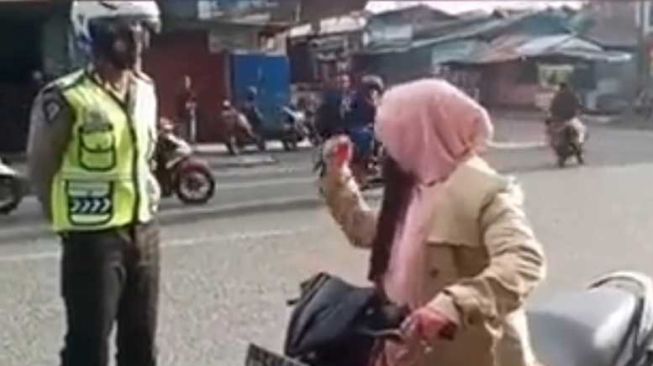 Emak-emak Tak Berhelm Ngegas Teriak Takbir di Depan Polisi, Netizen Bingung