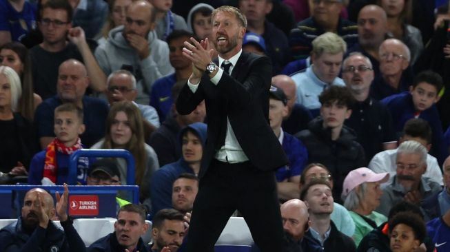 Gestur pelatih Chelsea, Graham Potter pada laga Liga Champions kontra RB Salzburg di Stamford Bridge, London, Inggris, Kamis (15/9/2022) dini hari WIB. [Adrian DENNIS / AFP]