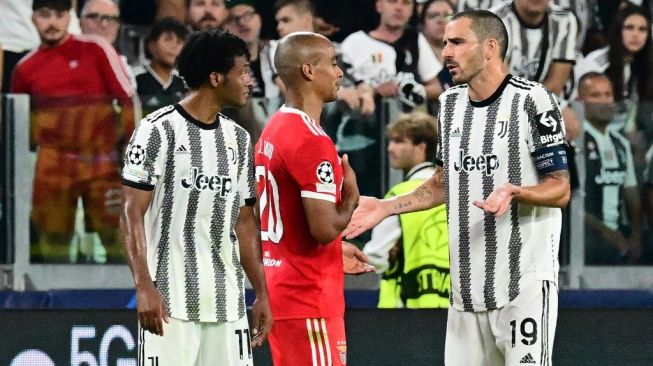 Bek Juventus, Leonardo Bonucci (kanan) tampil pada laga Liga Champions kontra Benfica di Stadion Juventus, Turin, Italia, Kamis (15/9/2022) dini hari WIB. [Vincenzo PINTO / AFP]