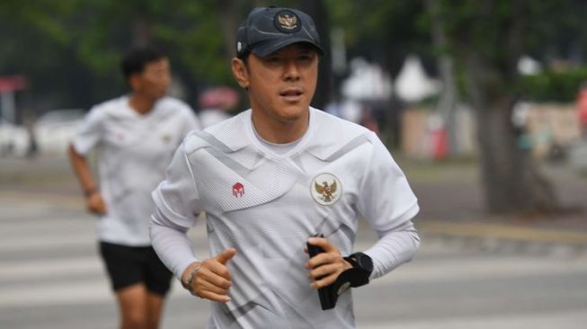 Jepret.. Jepret! Shin Tae-yong Jadi "Tukang Foto" di Tengah TC Timnas Indonesia U-20