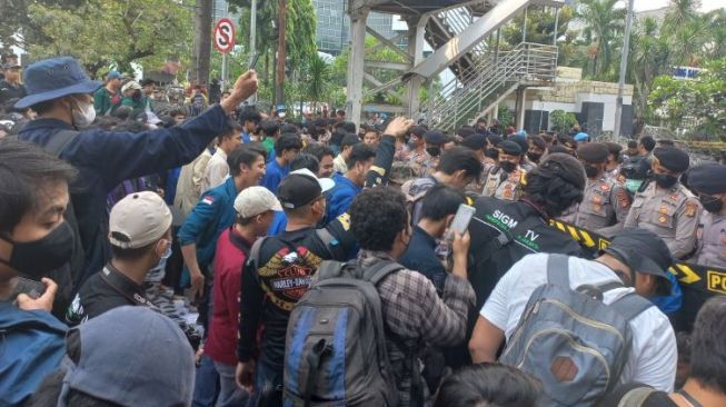 Rusuh! Gegara Adu Dorong dengan Aparat, Massa BEM SI Berjatuhan