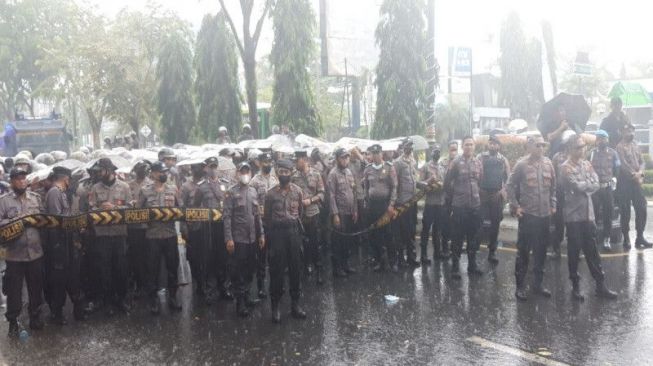 Meski Kehujanan, Semangat Polisi Tetap Tak Surut Kawal Demo Mahasiswa