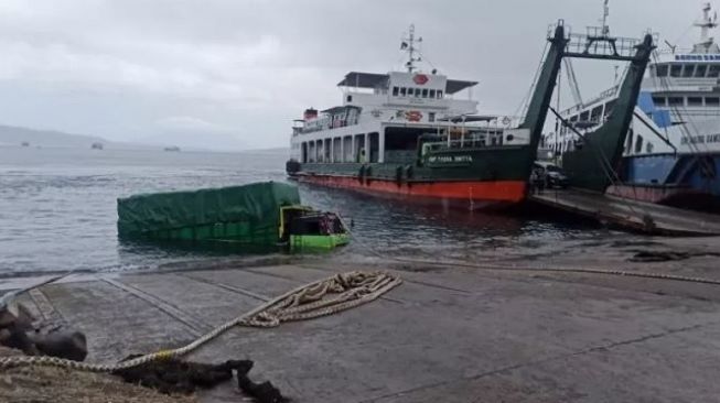 Truk Berisi Kaleng Kosong Tercebur ke Laut Saat Akan Naik Kapal di Gilimanuk