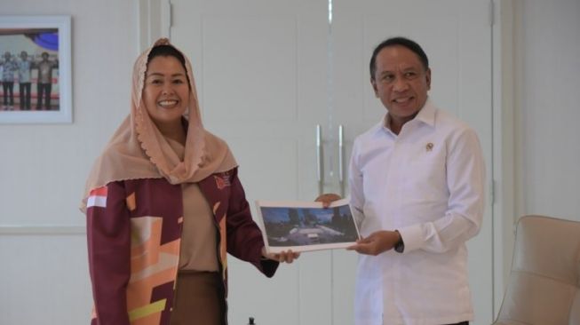 Ketua Umum Federasi Panjat Tebing Indonesia (FPTI) Yenny Wahid (kiri) dan Menteri Pemuda dan Olahraga Zainudin Amali dalam pertemuan di Jakarta, Rabu (14/9/2022). (ANTARA/HO-Kemenpora)