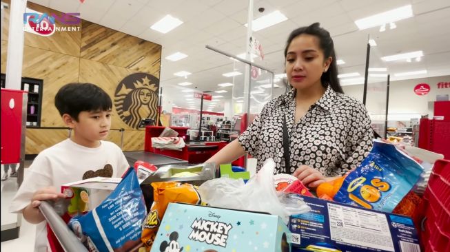 Koper Berisi Makanan Rayyanza Hilang di Amerika Serikat, Nagita Slavina Langsung Borong Supermarket. (Dok: YouTube/Rans Entertainment)