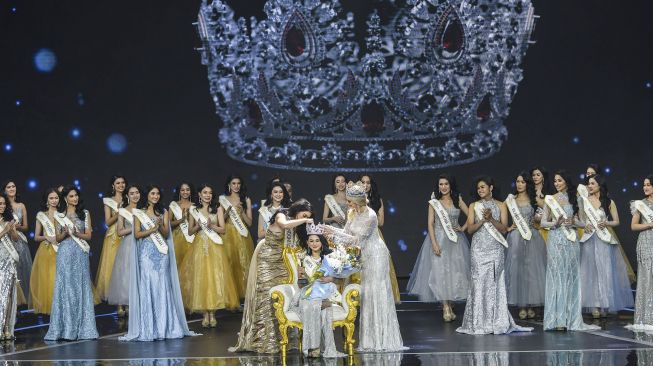 Miss World 2021 Karolina Bielawska (kanan) dan Miss Indonesia 2020 Pricilia Carla Yules (kiri) menyematkan mahkota Miss Indonesia 2022 pada finalis asal Sulawesi Utara Audrey Vanessa (tengah) saat malam puncak "Miss Indonesia 2022" di Jakarta, Kamis (15/9/2022). ANTARA FOTO/Galih Pradipta
