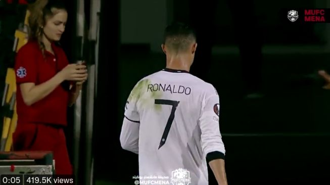 Cristiano Ronaldo tolak ajakan selfie atau foto bersama seorang wanita anggota staf medis pertandingan Manchester United melawan Sheriff Tiraspol. (Beingsport)