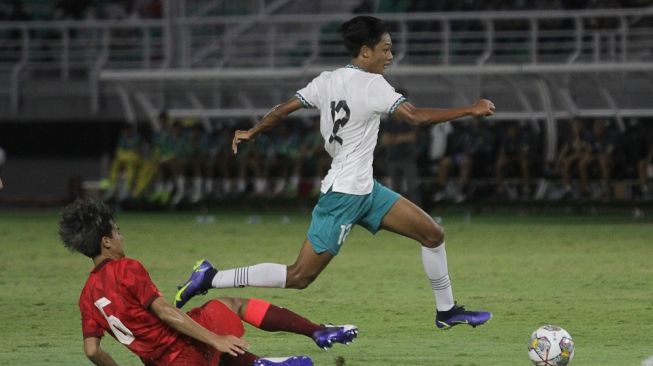 Pemain tim U-20 Indonesia Ahmad Maulana Syarif (kanan) berusaha melewati pemain tim U-20 Hongkong Ellison Tsang (kiri) saat pertandingan babak kualifikasi Piala Asia U-20 2023 Grup F di Stadion Gelora Bung Tomo, Surabaya, Jawa Timur, Jumat (16/9/2022). ANTARA FOTO/Moch Asim/rwa.