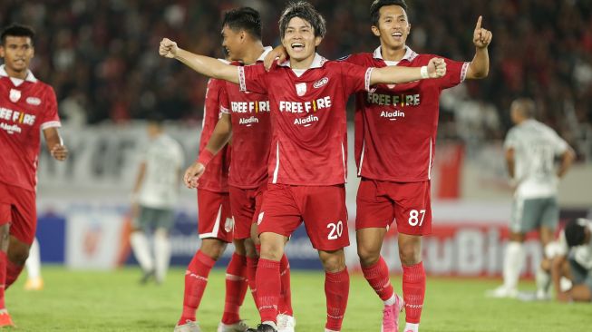 Persis Solo players celebrate the goal scored by Ryo Matsumura against Bali United in the 10th week of BRI Liga 1 2022/2023 at Manahan Stadium, Thursday (15/9/2022). [Dok Persis Solo]