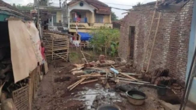 Viral! Terlilit Utang Rp 1,3 Juta, Rumah Warga Garut Dirobohkan Rentenir