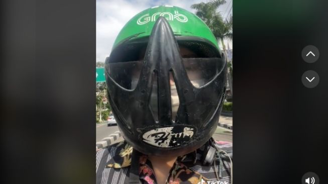 Video Penumpang Naik Ojol Pakai Helm Kendor Jadi Kocak, Netizen: Power Ranger Ijo