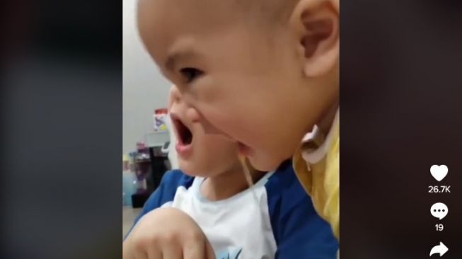 Jijik Kena Air Liur Rayyanza yang Menetes ke Lengannya, Ekspresi Rafathar Nangis Kencang Bikin Ngakak Warganet