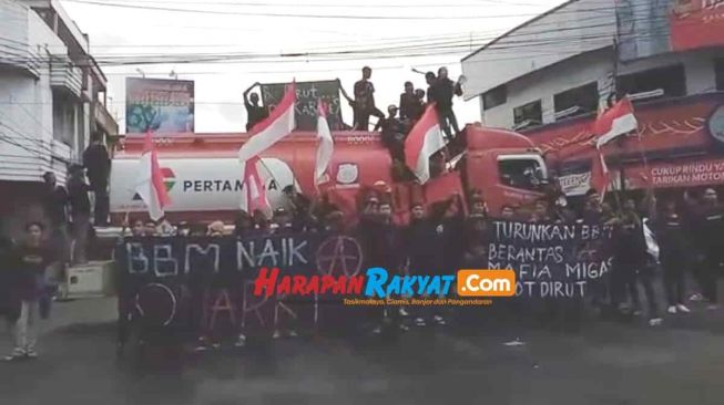 Tolak Kenaikan BBM, Mahasiswa di Tasikmalaya Sandera Mobil Tangki Pertamina