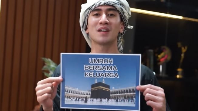 7 Momen Verrell Bramasta Buka Kado Ultah, Dapat Kado Berangkat Umrah dari Orang yang Dicintainya