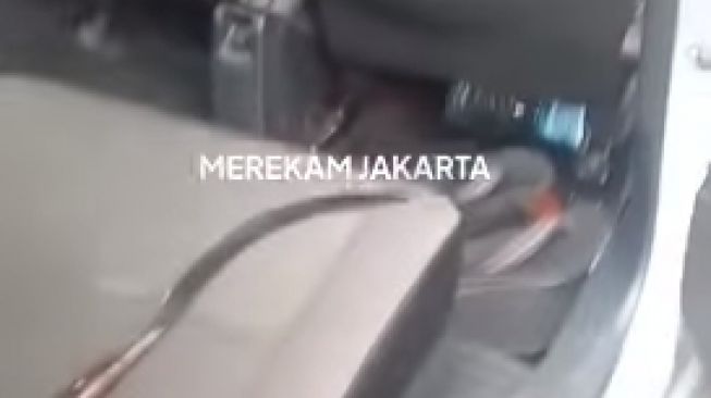 Ogah Bayar Ongkos ABG Bacok Sopir Taksi Online, Darahnya Tercecer di Jalan