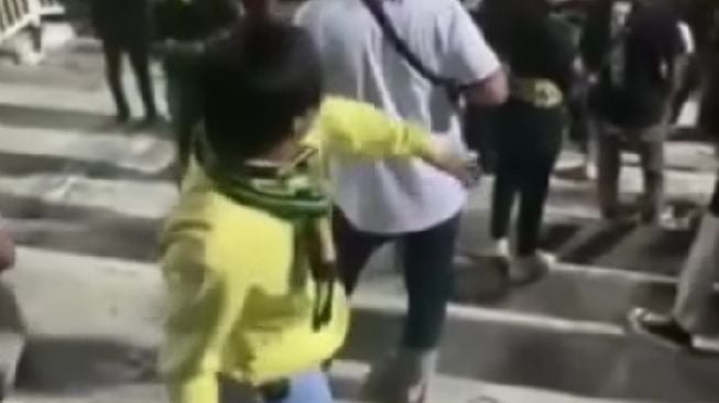 Video Provokator Kerusuhan Pasca Laga Persebaya vs Rans Nusantara FC, Seorang Bapak yang Bawa Anak Jadi Korban