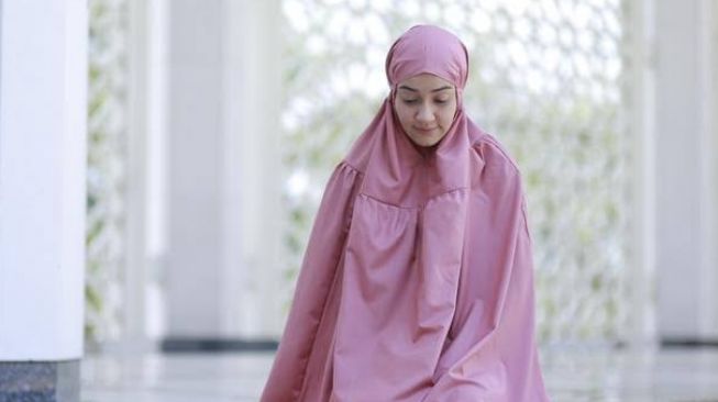 Kapan Waktu Sholat Dzuhur Perempuan di Hari Jumat? Bolehkah Langsung