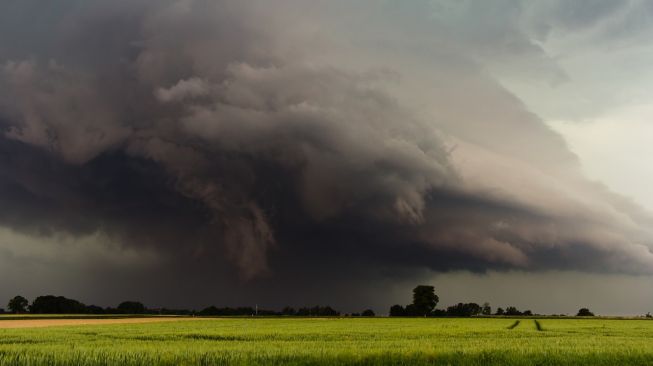 Ilustrasi awan hujan badai. (Tobias Hämmer / Pixabay)