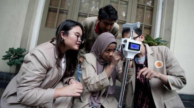 Mahasiswa UGM menunjukkan tongkat pintar multifungsi berbasis internet untuk lansia dan tunanetra yang dinamai In- SWALST (IoT Based Smart Walking Stick for Real Time Health Monitoring) karyanya saat jumpa pers di Universitas Gadjah Mada (UGM), Sleman, D.I Yogyakarta, Jumat (16/9/2022).  ANTARA FOTO/Andreas Fitri Atmoko