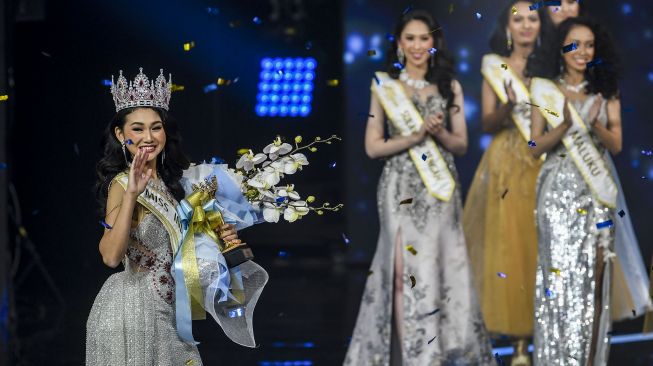 Miss Indonesia 2022 Audrey Vanessa (kiri) menyapa penonton usai dinobatkan sebagai Miss Indonesia 2022 saat malam puncak "Miss Indonesia 2022" di Jakarta, Kamis (15/9/2022). ANTARA FOTO/Galih Pradipta
