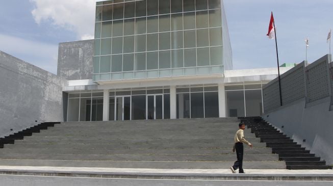 Seorang pelajar melintas di halaman proyek gedung Museum Hak Asasi Manusia (HAM) Munir di Sisir, Batu, Jumat (16/9/2022). ANTARA FOTO/Ari Bowo Sucipto