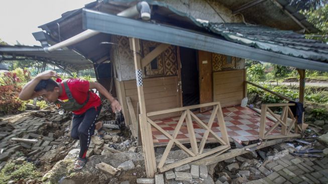 Kondisi bangunan yang rusak akibat pergerakan tanah di Bojong Koneng, Babakan Madang, Kabupaten Bogor, Jawa Barat, Jumat (16/9/2022). ANTARA FOTO/Yulius Satria Wijaya