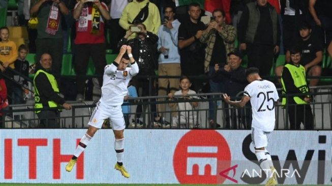 Penyerang Manchester United Cristiano Ronaldo (kiri) merayakan keberhasilannya mencetak gol pada pertandingan Grup E Liga Europa menghadapi Sheriff Tiraspol di Stadion Zimbru, Chisinau, Moldova, Kamis (15/9/2022). (ANTARA/AFP/DANIEL MIHAILESCU)