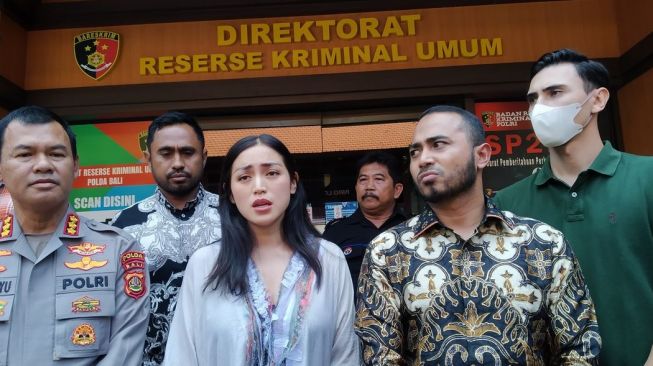 Jessica Iskandar dengan suaminya, Vincent Verhaag dan kuasa hukum di lobby Ditreskrimum Polda Bali pada Jumat (16/9/2022) [Suara.com/Putu Yonata Udawananda] 