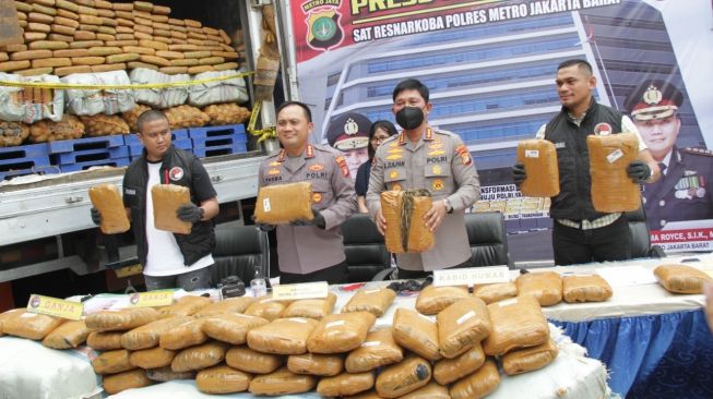 Penampakan 304 Kilogram Ganja yang Diamankan Polres Jakbar dari 4 Kurir Narkoba