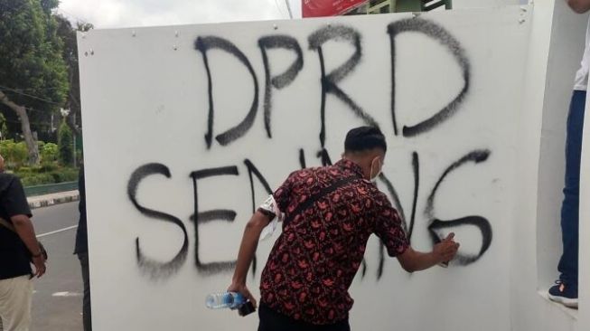 Aksi Demo Tolak Kenaikan BBM,Anggota Dewan Sepi, Tembok Kantor DPRD Jadi