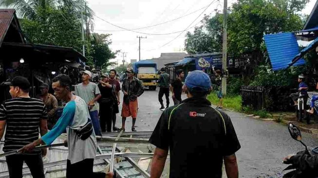 Puting Beliung Terbangkan Atap Warung dan Bengkel di Sungai Lulut