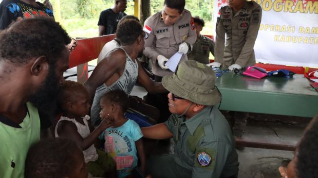 Warga Pelabuhan Logpon Yahukimo Dapat Layanan Kesehatan Gratis dari Polisi