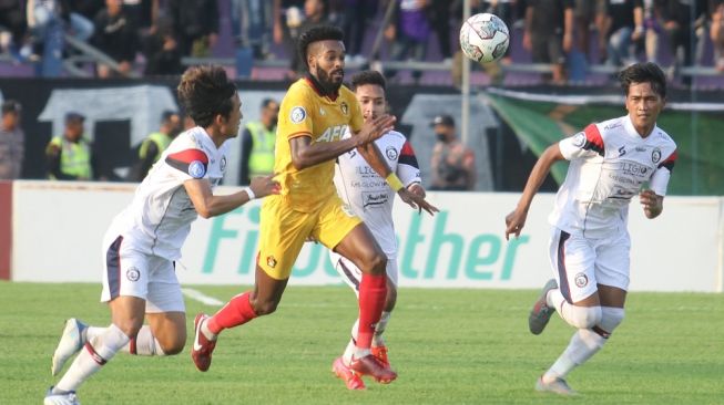 Pesepak bola Persik Kediri Joanderson (tengah) menguasai bola dengan dibayang-bayangi pesepak bola Arema FC pada kompetisi Liga 1 di Stadion Brawijaya, Kota Kediri, Jawa Timur, Sabtu (17/9/2022). ANTARA FOTO/Prasetia Fauzani/aww.