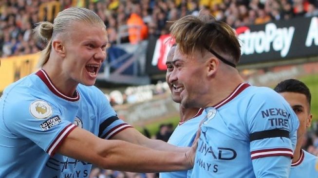 Pemain Manchester City, termasuk Erling Haaland, rayakan gol Jack Grealish ke gawang Wolverhampton di pertandingan pekan ke-8 Liga Inggris yang digelar di Molineux Stadium, Sabtu (17/9/2022). [AFP]