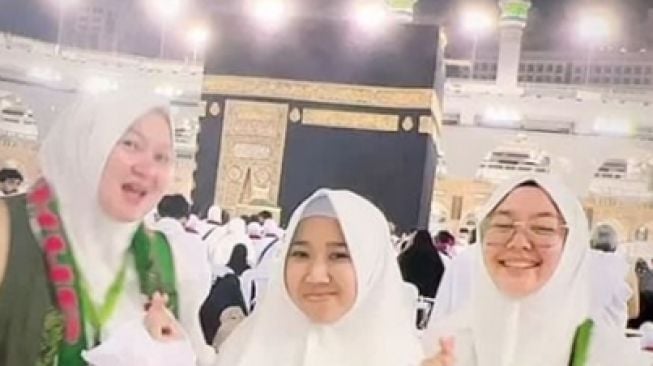 Momen Kiky Saputri Umrah Bareng Keluarga (instagram/@kikysaputrii)