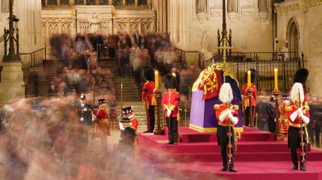 Peti mati mendiang Ratu Elizabeth II di catafalque di Westminster Hall di Istana Westminster di London, Inggris, Jumat (16/9/2022).  [AFP Photo]
