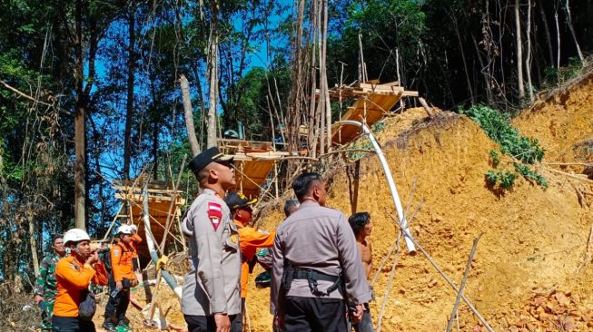 4 Orang Meninggal Dunia Akibat Longsor di Selakau Timur, 30 Personel Polres Bengkayang Diterjunkan untuk Evakuasi