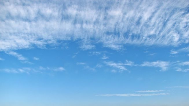 Ilustrasi awan cuaca cerah, awan Cirrostratus. (Jií Rotrekl / Pixabay)