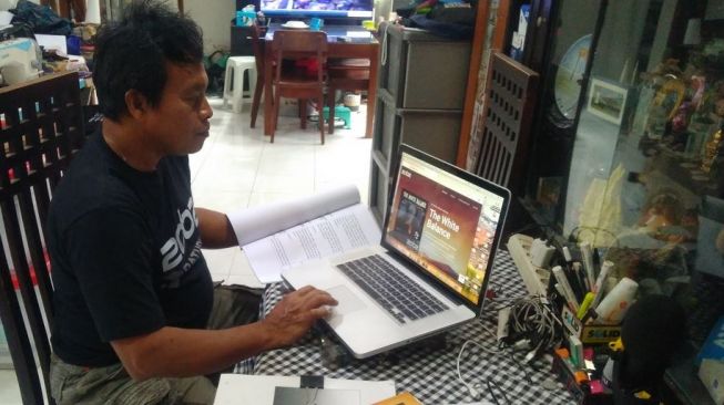 Jurnalis Sigit Purwono ketika ditemui di rumahnya di daerah Panjer, Denpasar Selatan, Bali, Senin, 25 Juli 2022 [Suara.com / Yosef Rian] 