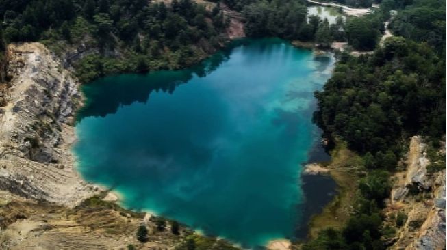 Mengunjungi Danau Biru Talawi, Danau Indah Ibarat Oasis di Padang Pasir