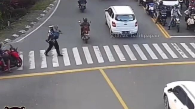 Viral Video Bripka Anju Gendong Pejalan Kaki yang Sakit saat Menyeberang di Balikpapan, Netizen: Itu Polisiku