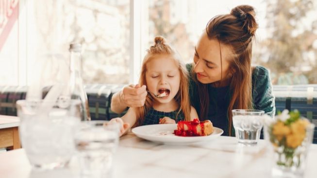 3 Tips Mengajak Balita Makan di Restoran