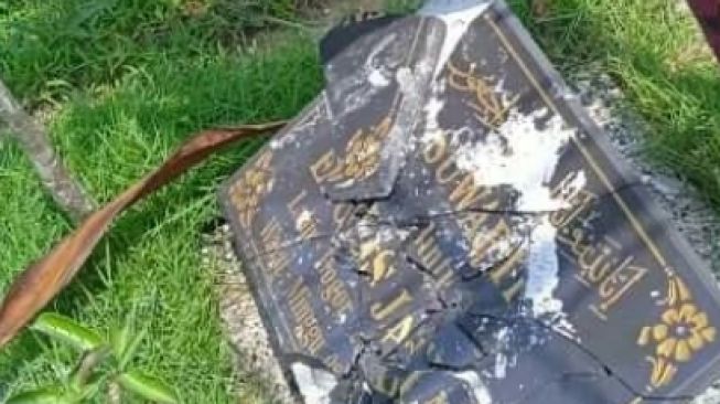 Viral, Sejumlah Makam Dirusak OTK di TPU Kober Sukmajaya Depok, Netizen Geram: Gak Ada Takut-takutnya Itu Orang