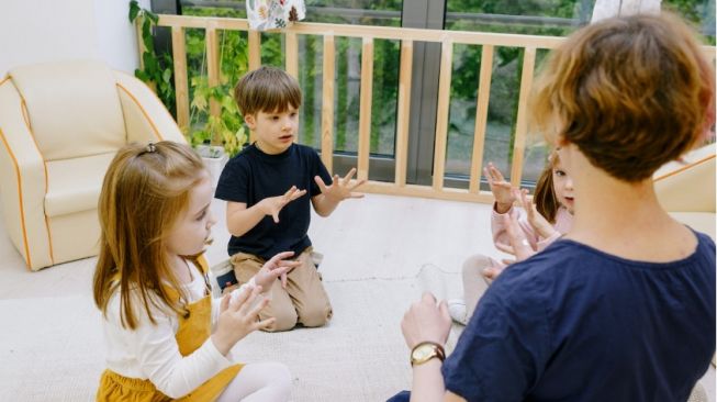 Penting! 5 Perilaku yang Harus Kamu Hindarkan jika Bersama Anak Kecil