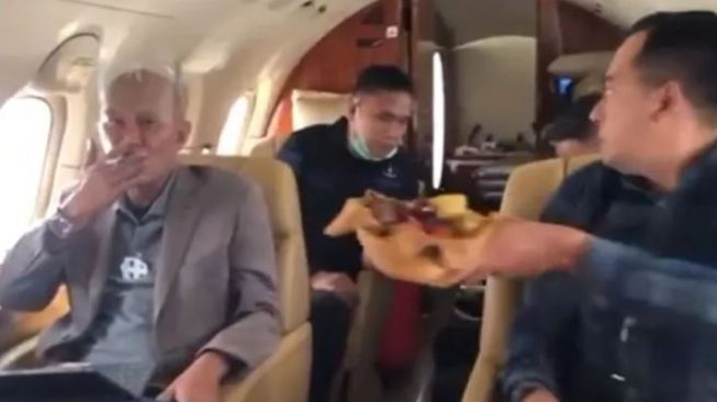 Video Lawas Pejabat Naik Jet Pribadi Viral Lagi Usai Rencana Hapus Subsidi Listrik 450 VA