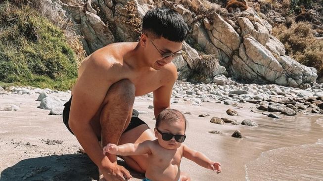 7 Potret Nikita Willy Liburan ke Yunani, Baby Izz Berjemur hingga Main di Pantai