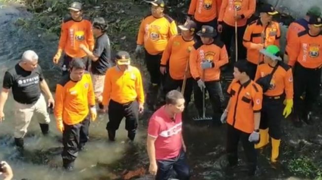 Byuurr.. Terjun ke Sungai, Senkom Mitra Polri Bersama Baguna Solo Rame-rame Bersihkan Kalipepe