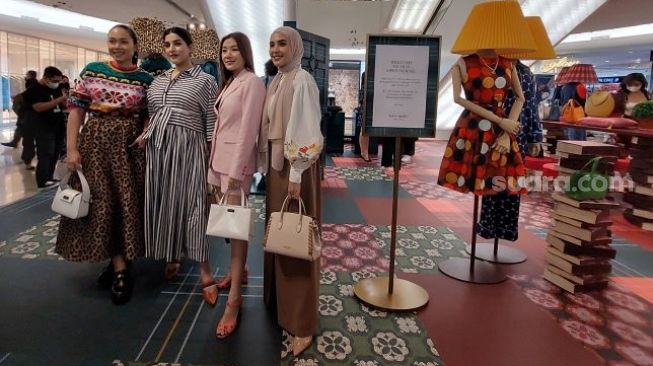 Kampanye Fall 2022 dari Kate Spade New York hadirkan instalasi pop-up di lantai dasar Plaza Indonesia. (Dok. Lilis/Suara.com)