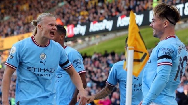 Pemain Manchester City, termasuk Erling Haaland, rayakan gol Jack Grealish ke gawang Wolverhampton di pertandingan pekan ke-8 Liga Inggris yang digelar di Molineux Stadium, Sabtu (17/9/2022). [AFP]