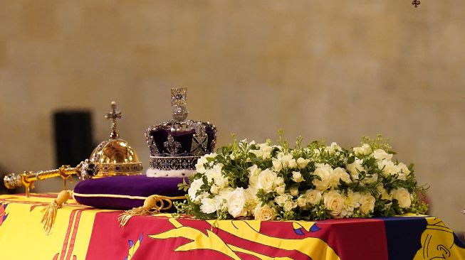 Peti mati mendiang Ratu Elizabeth II di catafalque di Westminster Hall di Istana Westminster di London, Inggris, Jumat (16/9/2022).   [AFP Photo]
